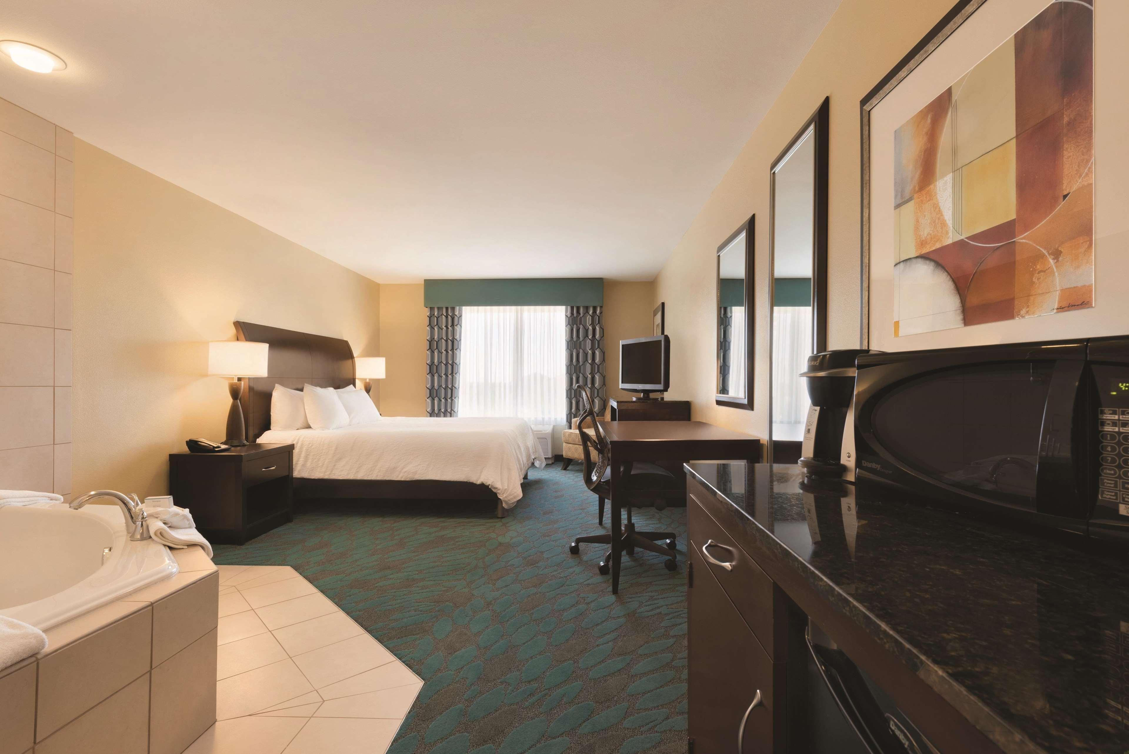 Hilton Garden Inn Fargo Ngoại thất bức ảnh