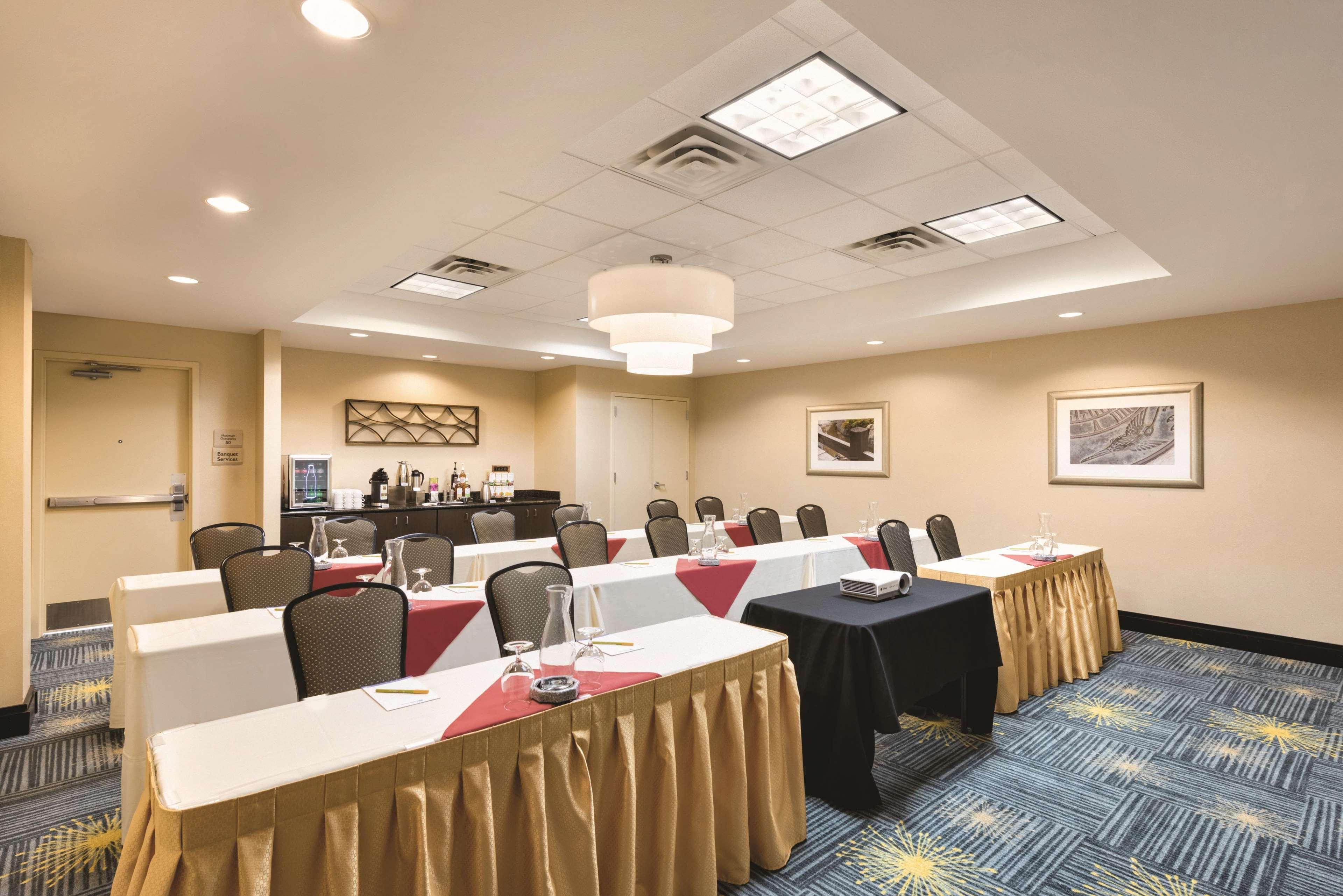 Hilton Garden Inn Fargo Ngoại thất bức ảnh