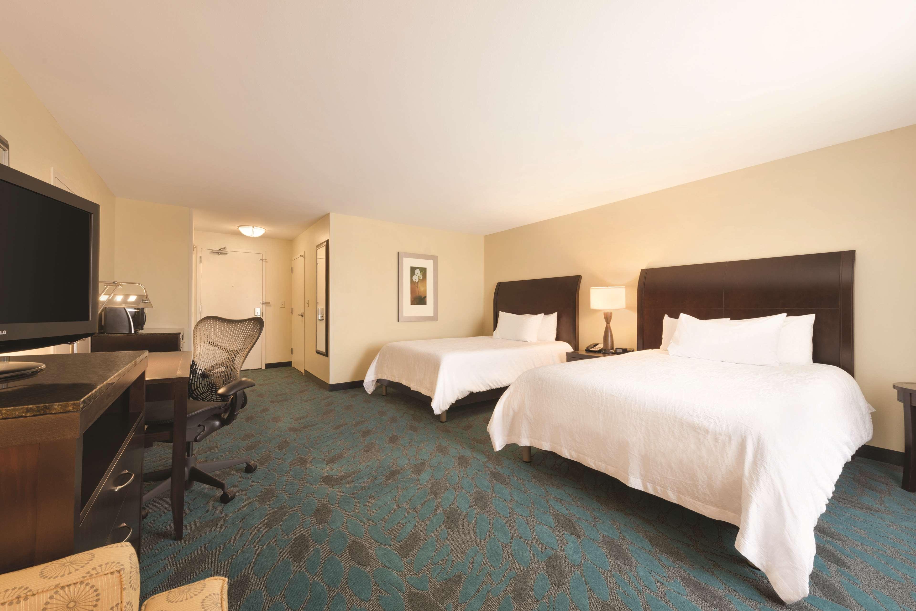 Hilton Garden Inn Fargo Ngoại thất bức ảnh